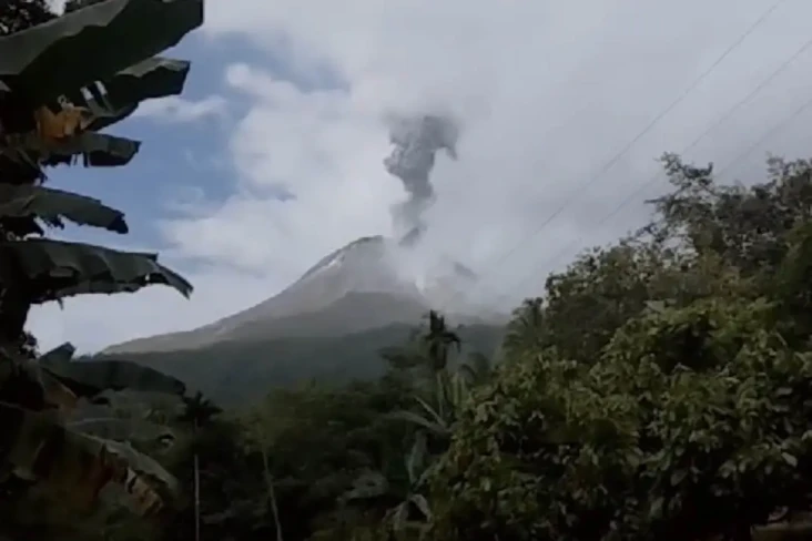 Gunung Lewotobi Laki-Laki...