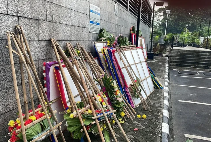 Tumpukan Bunga Papan...