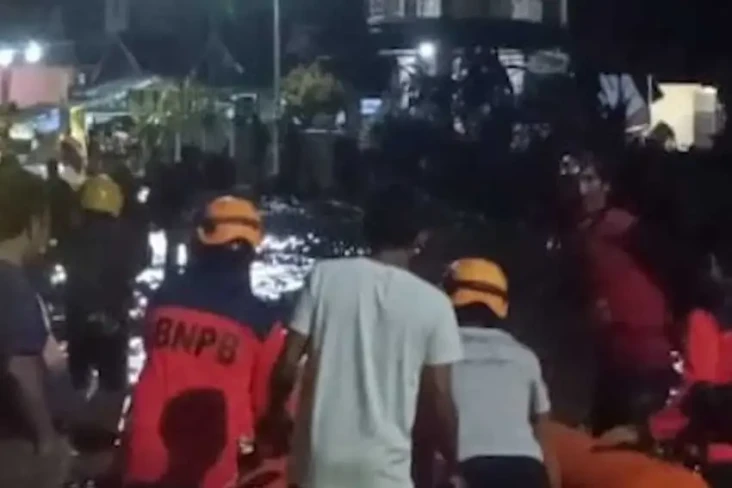 Banjir Terjang Enrekang,...