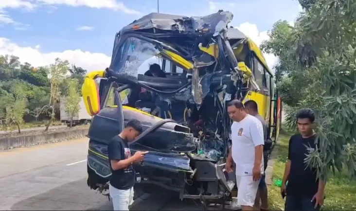 Bus Rombongan Peziarah...
