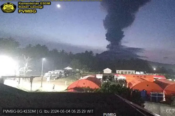Gunung Ibu Erupsi, Tinggi...