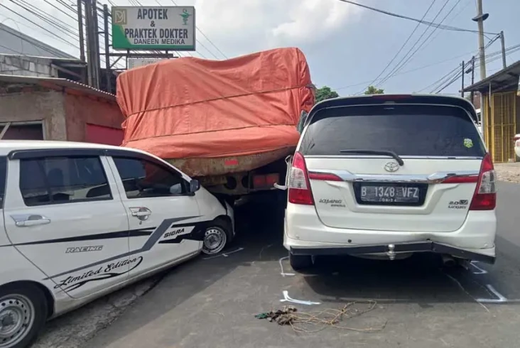 2 Minibus Ringsek Terseret...