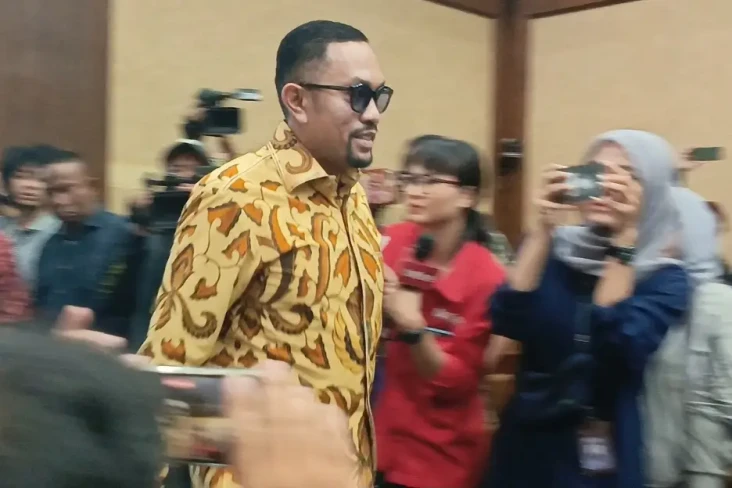 Penampakan Ahmad Sahroni...