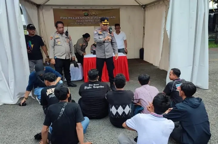 Polisi Larang Suporter...