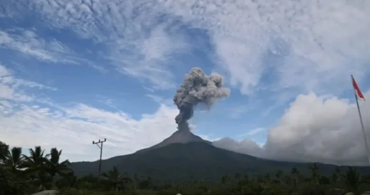Gunung Lewotobi Laki-Laki...