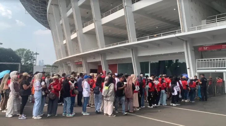 Suporter Padati Stadion...