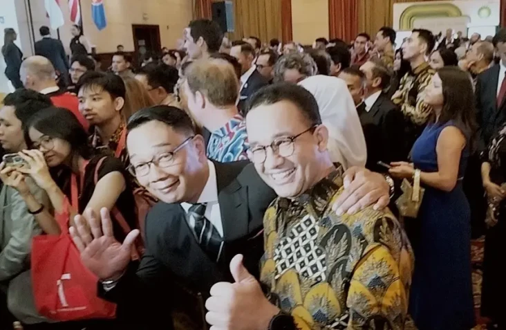 Momen Ridwan Kamil Merangkul...