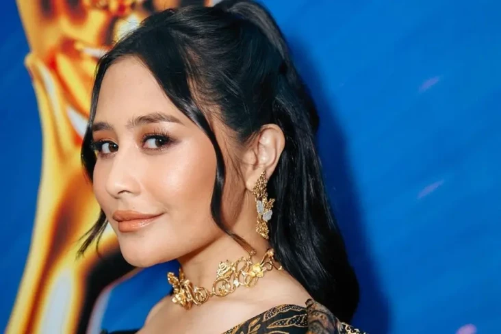 Prilly Latuconsina Dihambat...