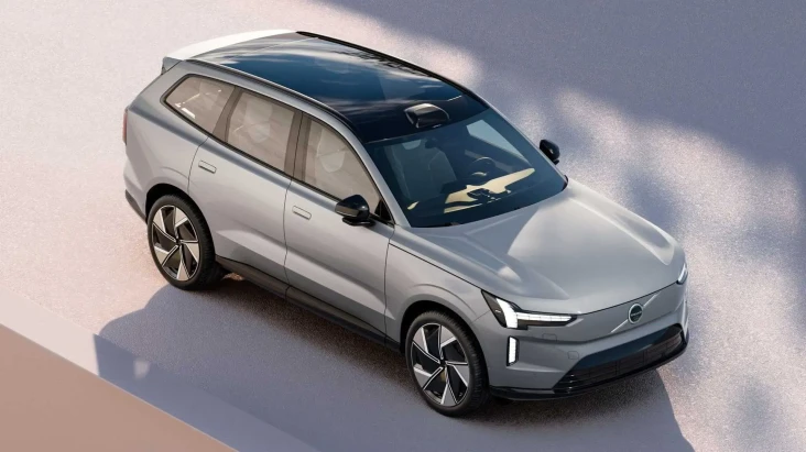 SUV Listrik Volvo EX90...