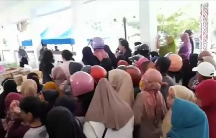 Demi Beras Murah, Warga...