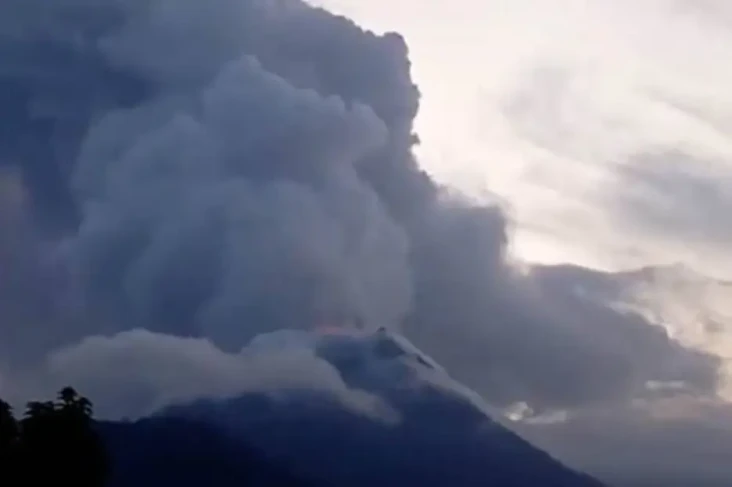 Gunung Lewotobi Laki-Laki...