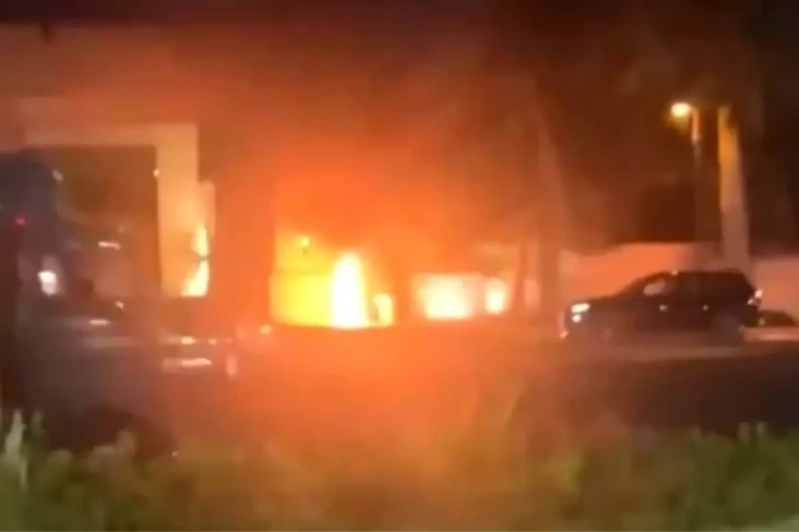 Seorang Pria Bakar Diri...