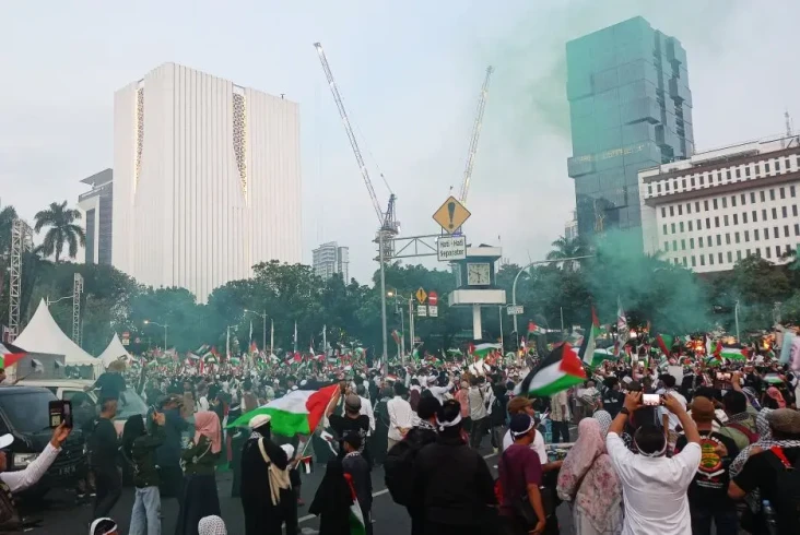 Berlangsung Tiga Jam,...