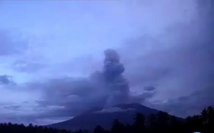 Gunung Ibu Meletus,...