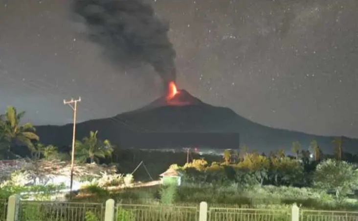 Gunung Lewotobi Laki-laki...