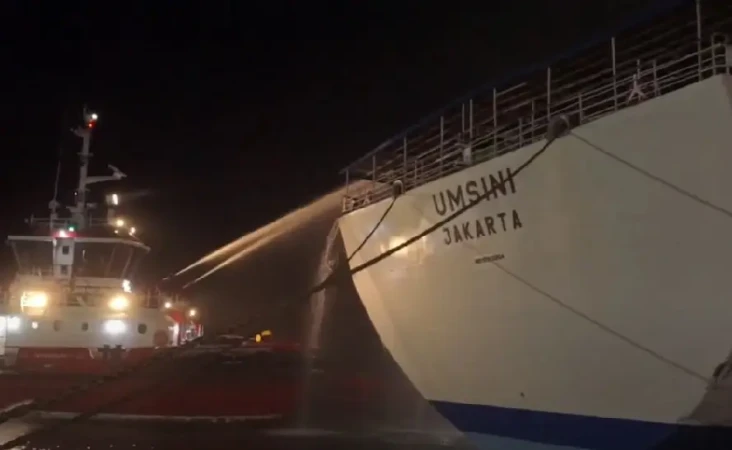 KM Umsini Terbakar di...