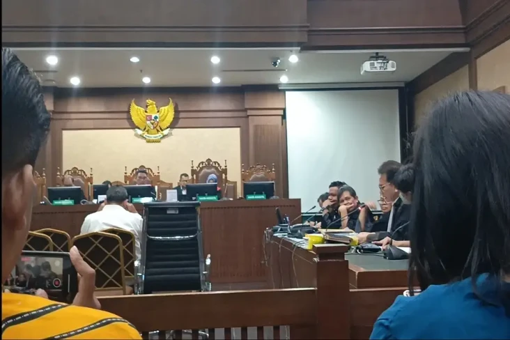 Saksi Meringankan Mundur,...