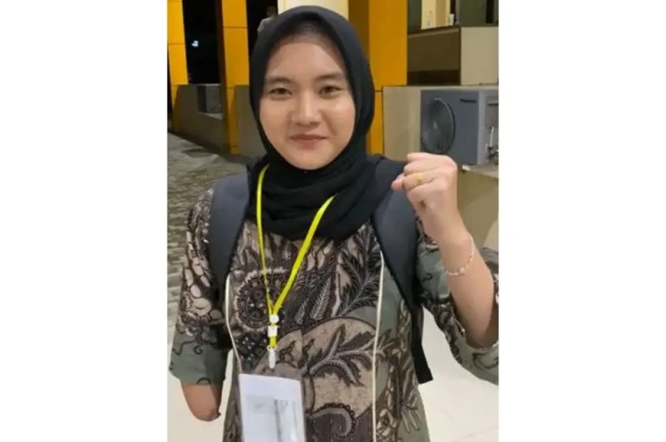 Senyum Fatia, Casis...