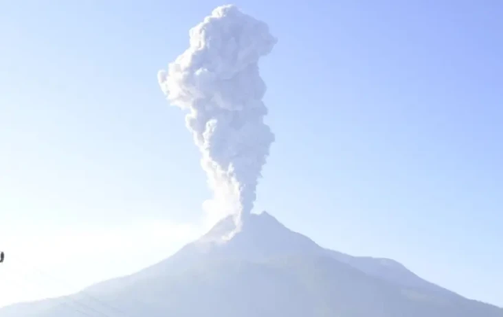 Gunung Lewotobi Laki-laki...
