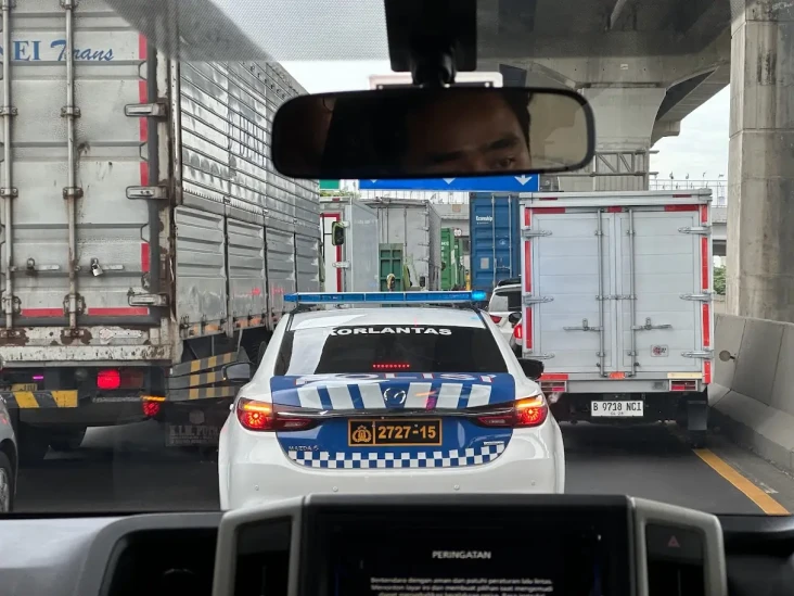Truk Gagal Menanjak...