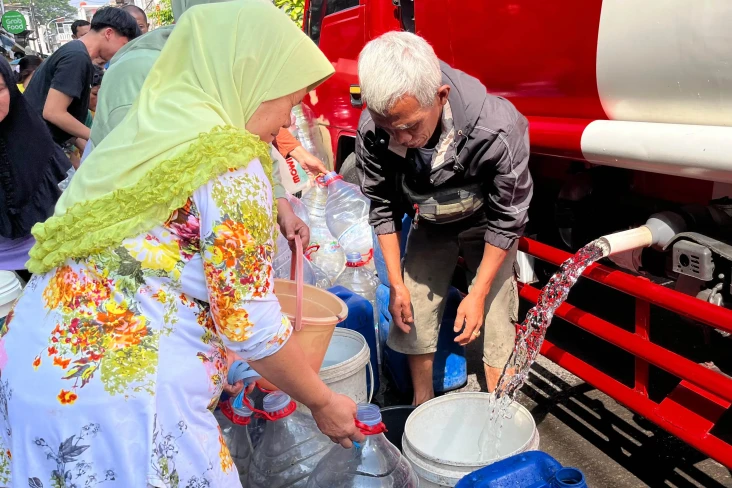 Terima Bantuan Air Bersih,...