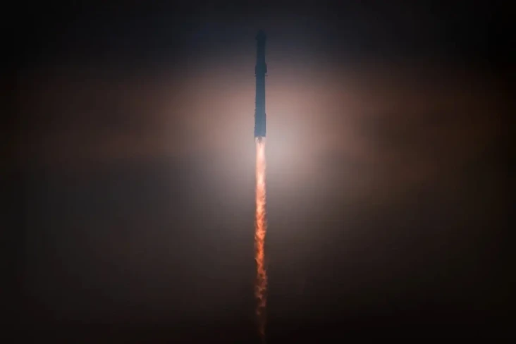 Megaroket Starship milik...