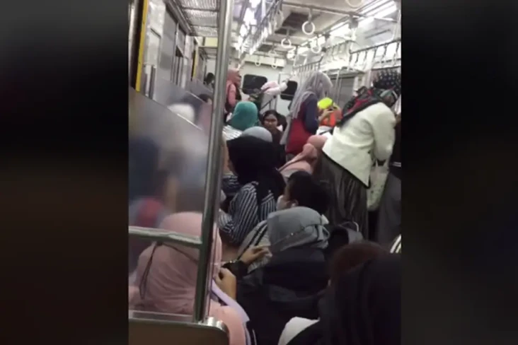 Viral! Penumpang KRL...