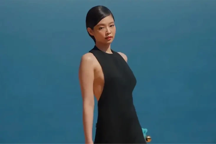 Tampilkan Jennie BLACKPINK,...