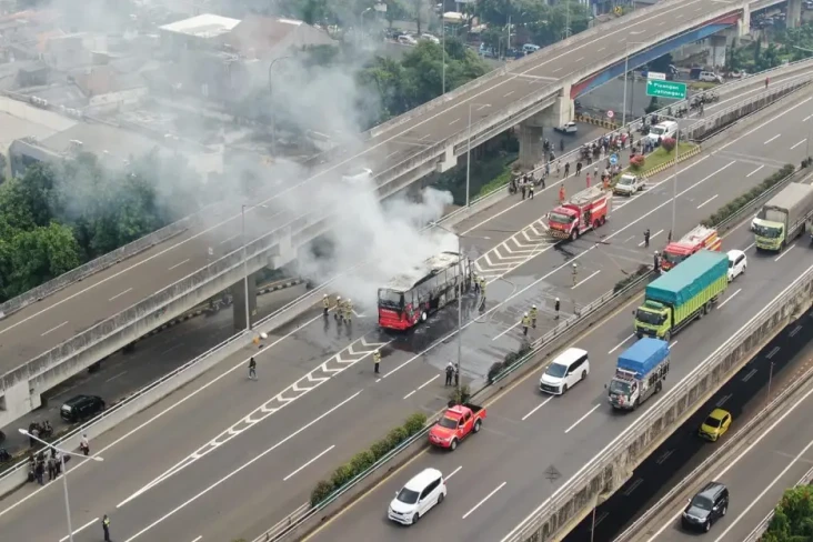 Bus Sarat Penumpang...