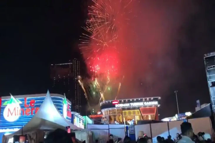 Pesta Kembang Api Meriahkan...