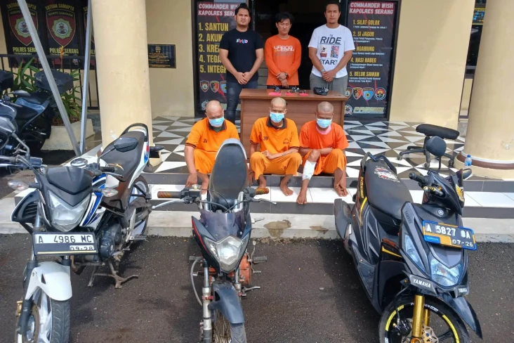 Polisi Gulung Komplotan...
