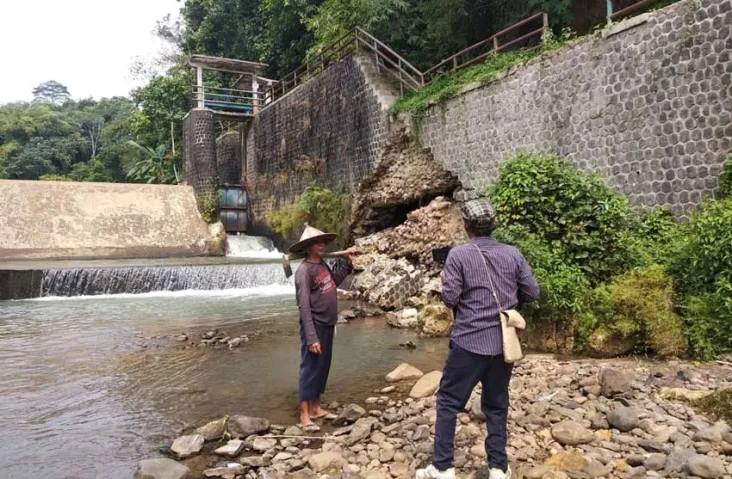 Tanggul Bendungan Cisurog...