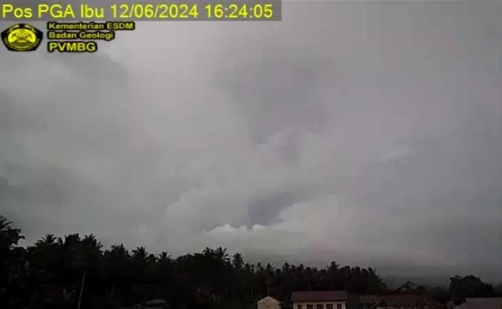 Gunung Ibu Erupsi Lagi,...