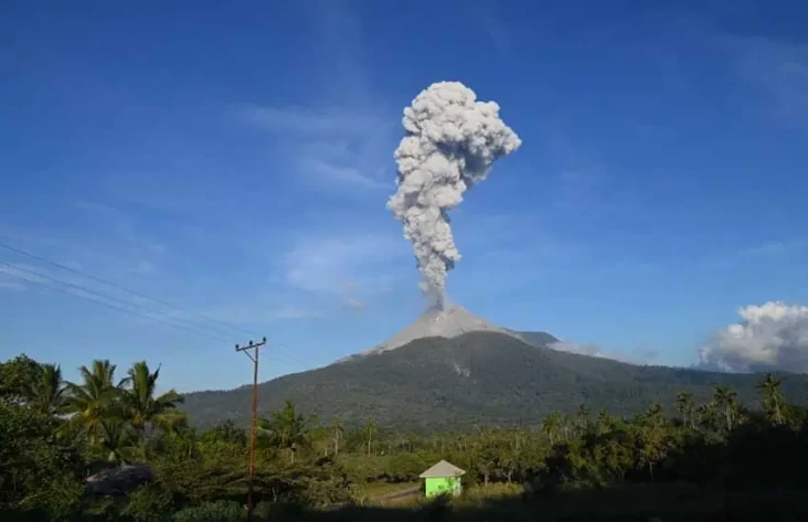Gunung Lewotobi Laki-laki...