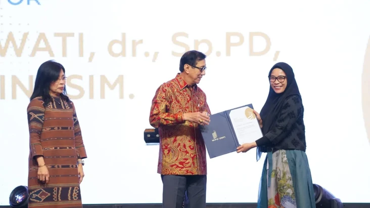 Menkumham Serahkan Penghargaan...