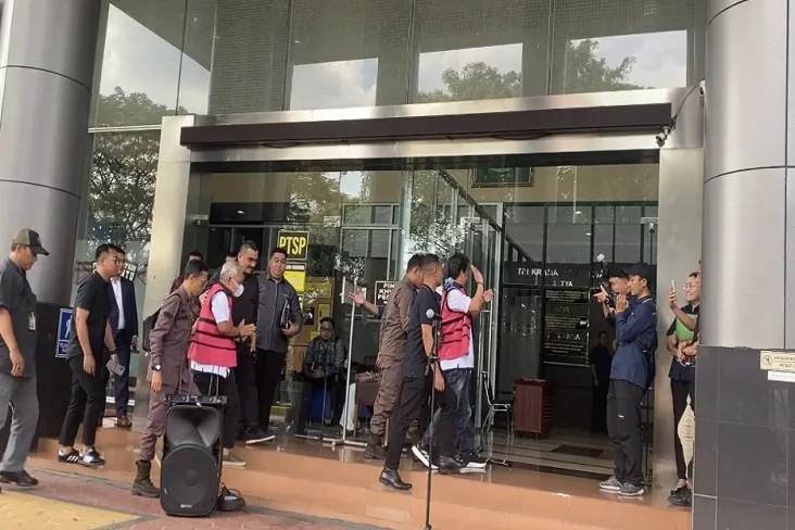 Kejagung Limpahkan 10...