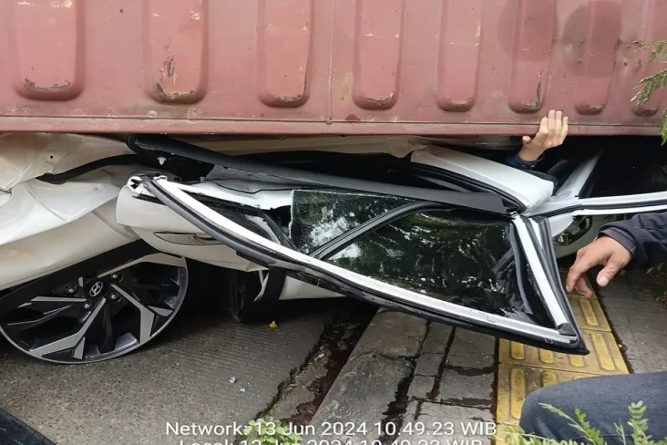 Truk Kontainer Terbalik...