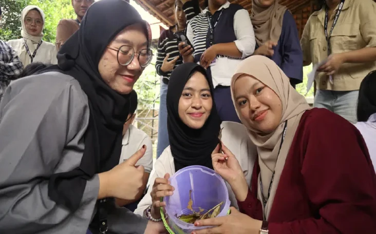 Vokasi UI Edukasi Warga...
