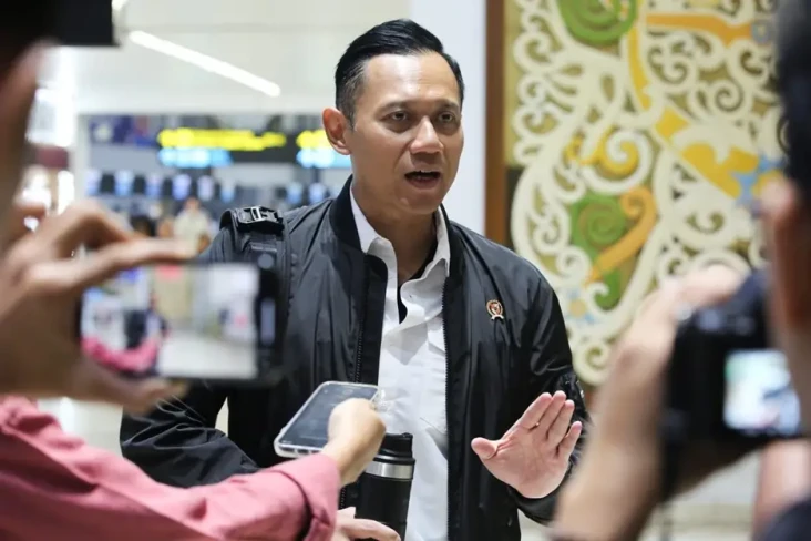 Mengintip Isi Garasi...