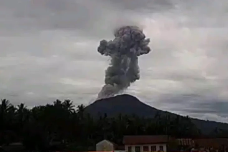 Gunung Ibu Erupsi Dahsyat...