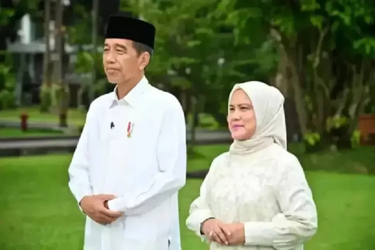 Jokowi dan Iriana Salat...