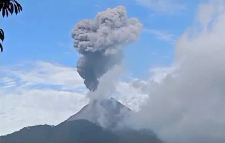 Gunung Ile Lewotobi...