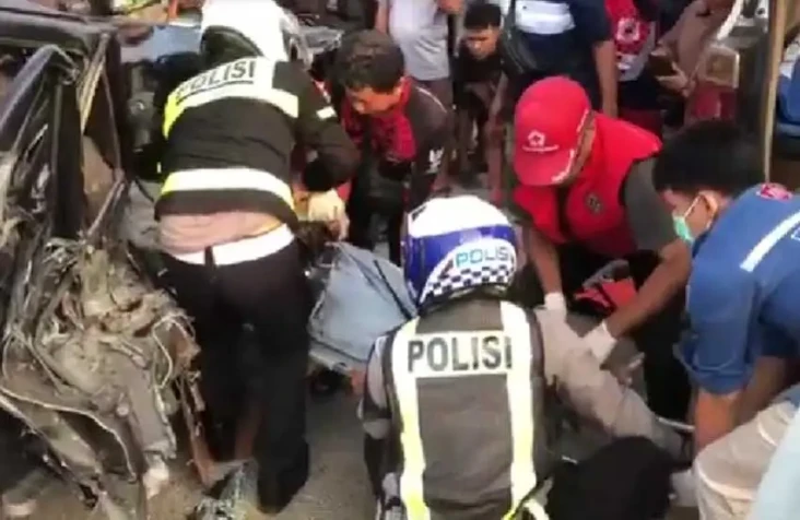4 Kendaraan Tabrakan...