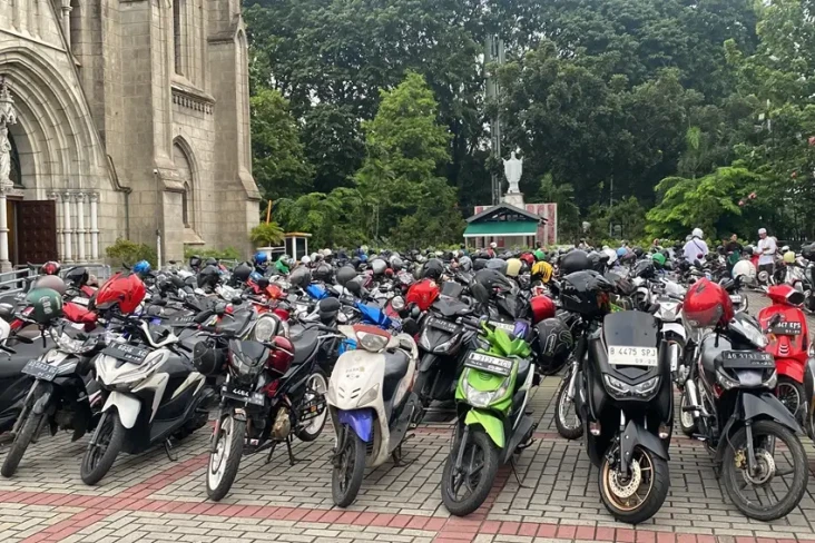 Parkir Gereja Katedral...