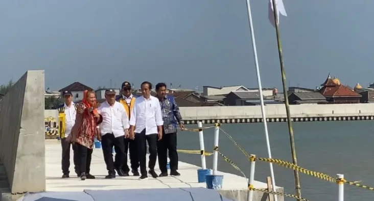Tinjau Proyek Tanggul...