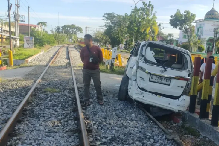 Mobil Travel Diseruduk...