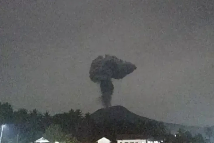Gunung Ibu Meletus Selasa...