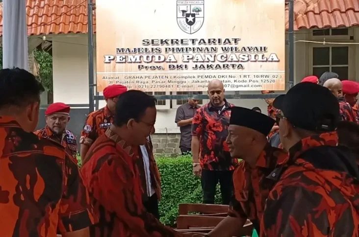 Anies Sambangi Markas...