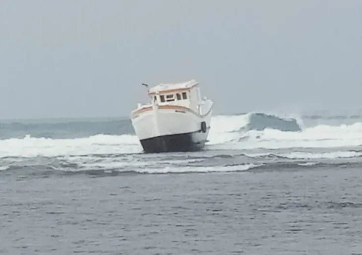 Kapal Misterius Terdampar...