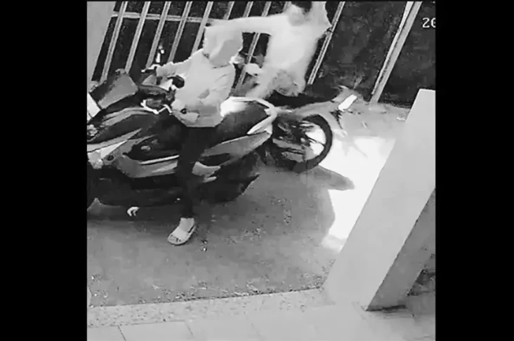 Motor di Masjid Jami...